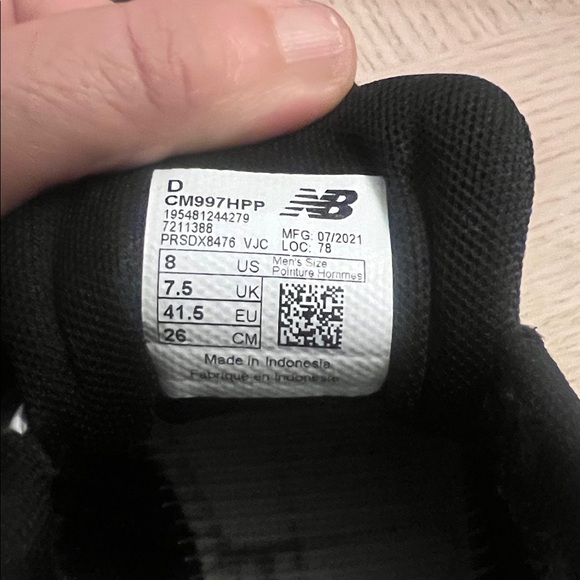 New Balance Women’s Black and Cream Sneakers - Picture 4 of 6